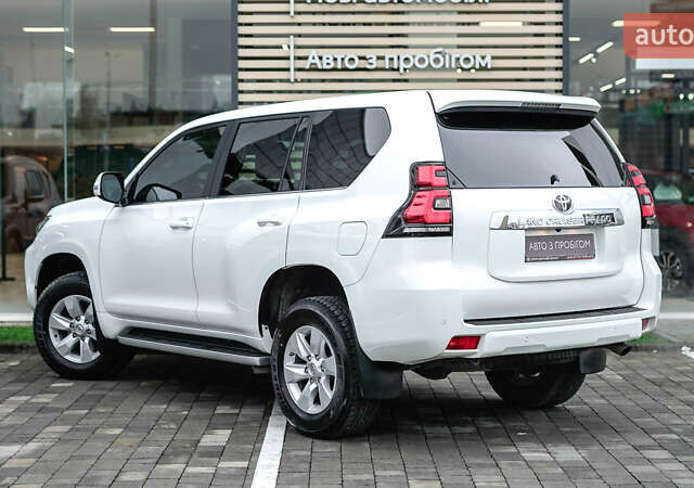 Белый Тойота Ленд Крузер Прадо, объемом двигателя 4 л и пробегом 28 тыс. км за 39990 $, фото 1 на Automoto.ua