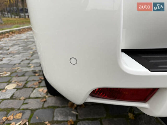 Белый Тойота Ленд Крузер Прадо, объемом двигателя 3.96 л и пробегом 50 тыс. км за 41999 $, фото 48 на Automoto.ua