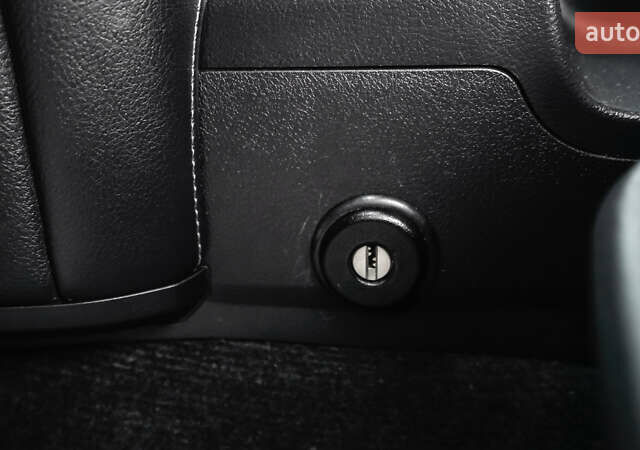 Белый Тойота Ленд Крузер Прадо, объемом двигателя 4 л и пробегом 28 тыс. км за 39990 $, фото 18 на Automoto.ua