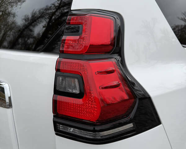 Белый Тойота Ленд Крузер Прадо, объемом двигателя 3.96 л и пробегом 50 тыс. км за 41999 $, фото 37 на Automoto.ua