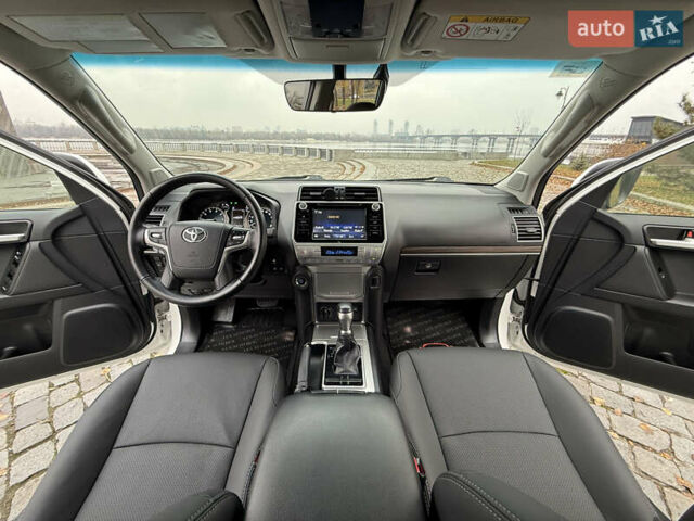 Белый Тойота Ленд Крузер Прадо, объемом двигателя 3.96 л и пробегом 50 тыс. км за 41999 $, фото 12 на Automoto.ua