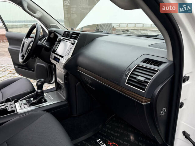 Белый Тойота Ленд Крузер Прадо, объемом двигателя 3.96 л и пробегом 50 тыс. км за 41999 $, фото 132 на Automoto.ua