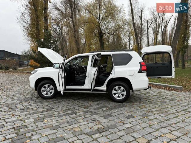 Белый Тойота Ленд Крузер Прадо, объемом двигателя 3.96 л и пробегом 50 тыс. км за 41999 $, фото 131 на Automoto.ua