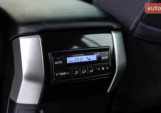 Белый Тойота Ленд Крузер Прадо, объемом двигателя 4 л и пробегом 28 тыс. км за 39990 $, фото 32 на Automoto.ua