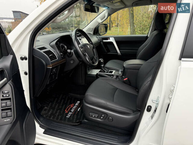 Белый Тойота Ленд Крузер Прадо, объемом двигателя 3.96 л и пробегом 50 тыс. км за 41999 $, фото 88 на Automoto.ua