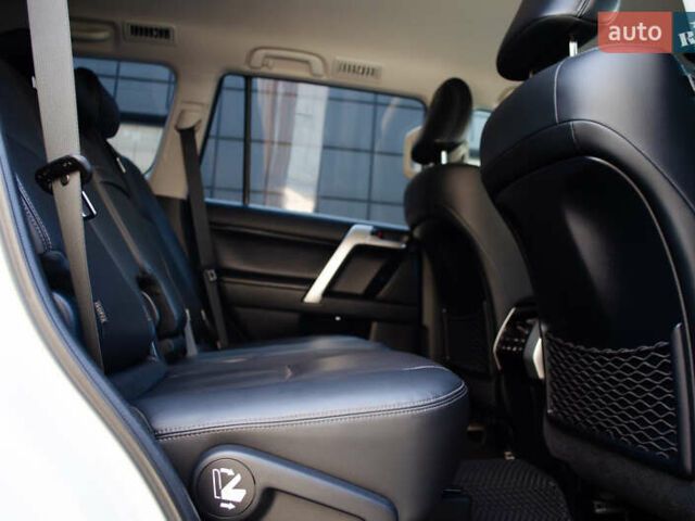 Белый Тойота Ленд Крузер Прадо, объемом двигателя 3.96 л и пробегом 42 тыс. км за 46500 $, фото 49 на Automoto.ua