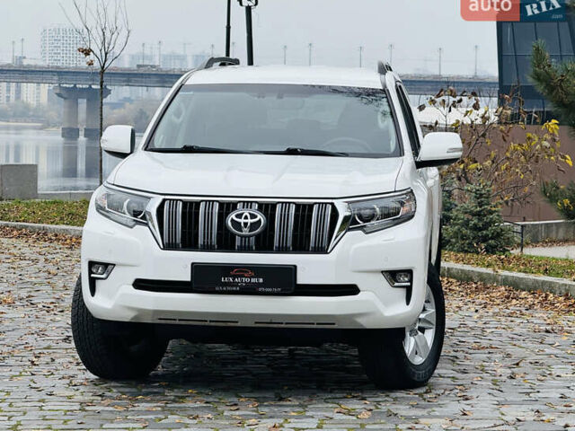 Белый Тойота Ленд Крузер Прадо, объемом двигателя 3.96 л и пробегом 50 тыс. км за 41999 $, фото 194 на Automoto.ua