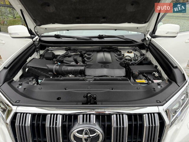 Белый Тойота Ленд Крузер Прадо, объемом двигателя 3.96 л и пробегом 50 тыс. км за 41999 $, фото 119 на Automoto.ua