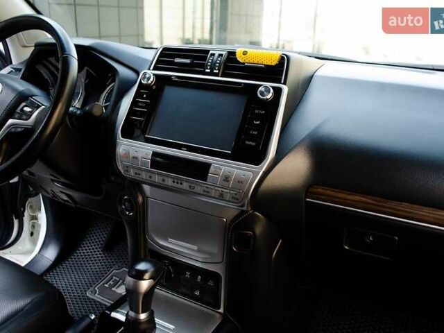 Белый Тойота Ленд Крузер Прадо, объемом двигателя 3.96 л и пробегом 42 тыс. км за 46500 $, фото 37 на Automoto.ua