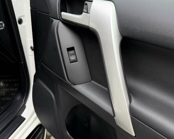 Белый Тойота Ленд Крузер Прадо, объемом двигателя 3.96 л и пробегом 50 тыс. км за 41999 $, фото 20 на Automoto.ua