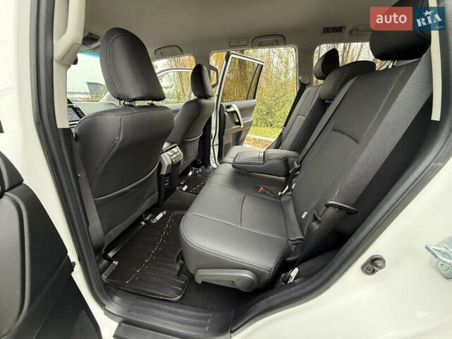 Белый Тойота Ленд Крузер Прадо, объемом двигателя 3.96 л и пробегом 50 тыс. км за 41999 $, фото 111 на Automoto.ua