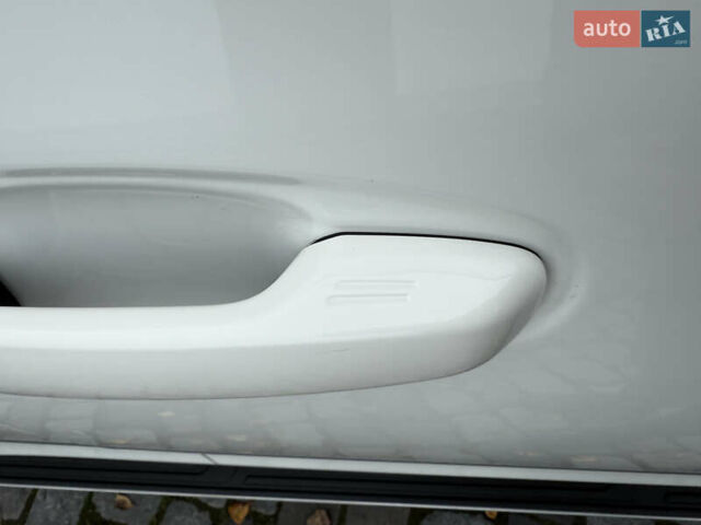 Белый Тойота Ленд Крузер Прадо, объемом двигателя 3.96 л и пробегом 50 тыс. км за 41999 $, фото 35 на Automoto.ua