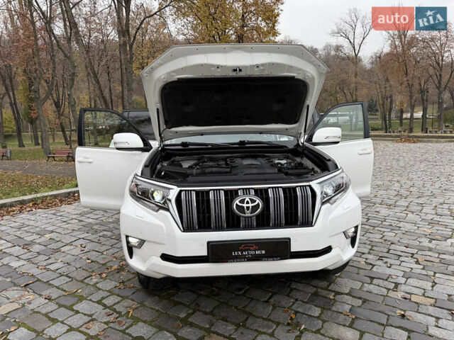 Белый Тойота Ленд Крузер Прадо, объемом двигателя 3.96 л и пробегом 50 тыс. км за 41999 $, фото 124 на Automoto.ua