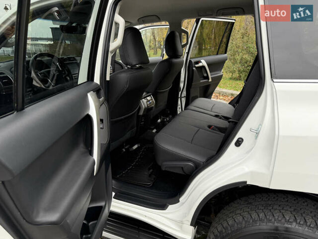 Белый Тойота Ленд Крузер Прадо, объемом двигателя 3.96 л и пробегом 50 тыс. км за 41999 $, фото 15 на Automoto.ua