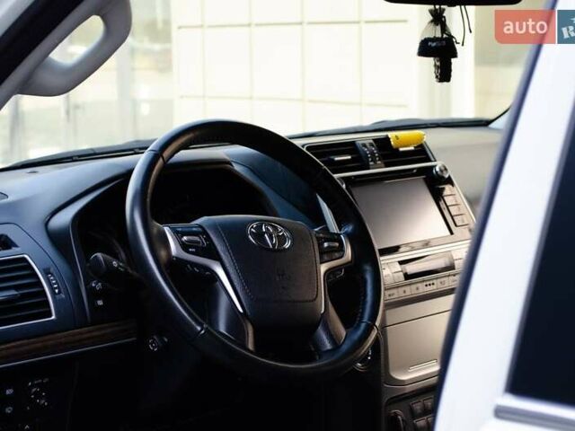 Белый Тойота Ленд Крузер Прадо, объемом двигателя 3.96 л и пробегом 42 тыс. км за 46500 $, фото 27 на Automoto.ua