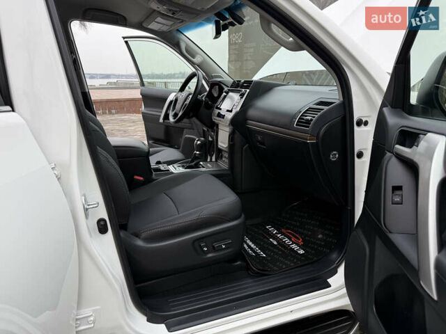 Белый Тойота Ленд Крузер Прадо, объемом двигателя 3.96 л и пробегом 50 тыс. км за 41999 $, фото 127 на Automoto.ua