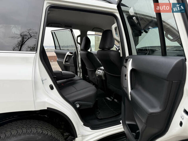 Белый Тойота Ленд Крузер Прадо, объемом двигателя 3.96 л и пробегом 50 тыс. км за 41999 $, фото 129 на Automoto.ua