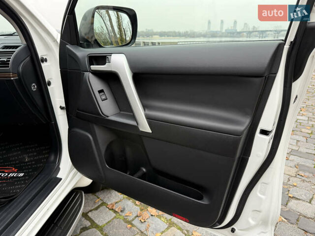 Белый Тойота Ленд Крузер Прадо, объемом двигателя 3.96 л и пробегом 50 тыс. км за 41999 $, фото 98 на Automoto.ua