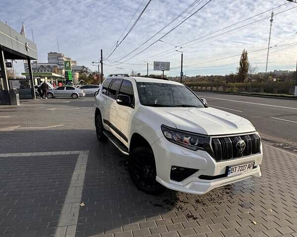 Белый Тойота Ленд Крузер Прадо, объемом двигателя 2.76 л и пробегом 130 тыс. км за 49599 $, фото 2 на Automoto.ua