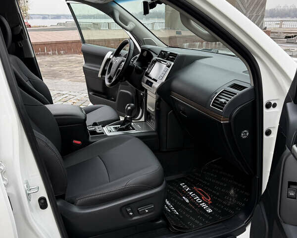 Белый Тойота Ленд Крузер Прадо, объемом двигателя 3.96 л и пробегом 50 тыс. км за 41999 $, фото 96 на Automoto.ua