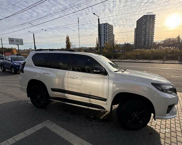 Белый Тойота Ленд Крузер Прадо, объемом двигателя 2.76 л и пробегом 130 тыс. км за 49599 $, фото 3 на Automoto.ua