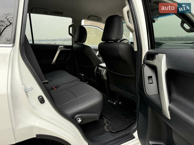 Белый Тойота Ленд Крузер Прадо, объемом двигателя 3.96 л и пробегом 50 тыс. км за 41999 $, фото 103 на Automoto.ua