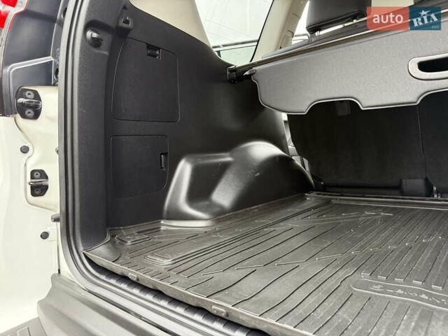 Белый Тойота Ленд Крузер Прадо, объемом двигателя 3.96 л и пробегом 50 тыс. км за 41999 $, фото 116 на Automoto.ua