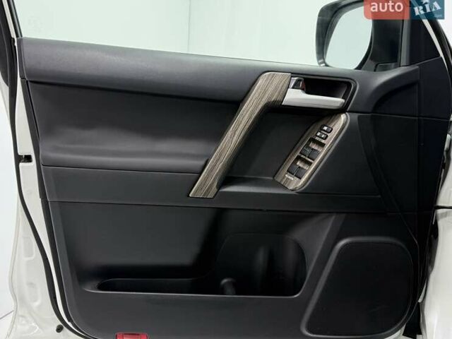 Білий Тойота Ленд Крузер Прадо, об'ємом двигуна 2.76 л та пробігом 139 тис. км за 43000 $, фото 32 на Automoto.ua