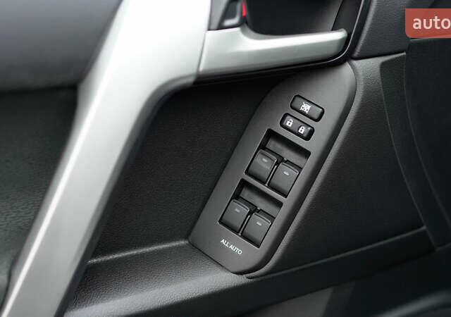 Белый Тойота Ленд Крузер Прадо, объемом двигателя 4 л и пробегом 28 тыс. км за 39990 $, фото 12 на Automoto.ua