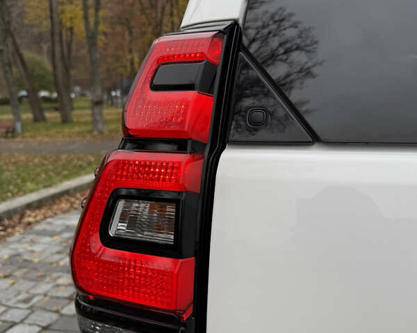 Белый Тойота Ленд Крузер Прадо, объемом двигателя 3.96 л и пробегом 50 тыс. км за 41999 $, фото 49 на Automoto.ua