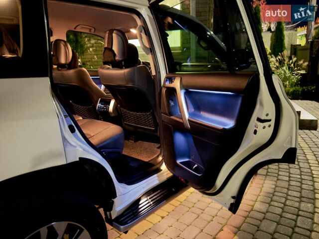 Белый Тойота Ленд Крузер Прадо, объемом двигателя 3.96 л и пробегом 80 тыс. км за 47500 $, фото 13 на Automoto.ua