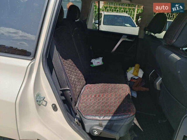 Белый Тойота Ленд Крузер Прадо, объемом двигателя 4 л и пробегом 46 тыс. км за 42990 $, фото 32 на Automoto.ua