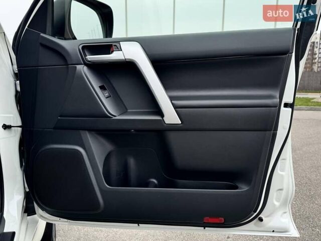 Белый Тойота Ленд Крузер Прадо, объемом двигателя 3.96 л и пробегом 43 тыс. км за 56500 $, фото 37 на Automoto.ua