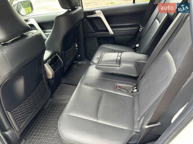 Тойота Ленд Крузер Прадо 2021 в Сумах на Automoto.ua Белый Тойота Ленд Крузер Прадо, объемом двигателя 3.96 л и пробегом 45 тыс. км за 53499 $, фото 42 на Automoto.ua