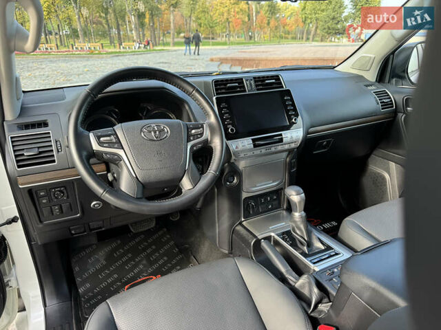 Белый Тойота Ленд Крузер Прадо, объемом двигателя 4 л и пробегом 22 тыс. км за 54999 $, фото 126 на Automoto.ua