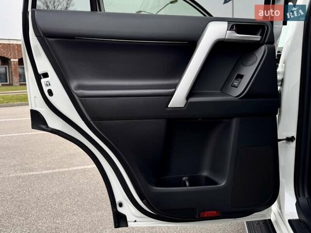 Белый Тойота Ленд Крузер Прадо, объемом двигателя 3.96 л и пробегом 43 тыс. км за 56500 $, фото 29 на Automoto.ua