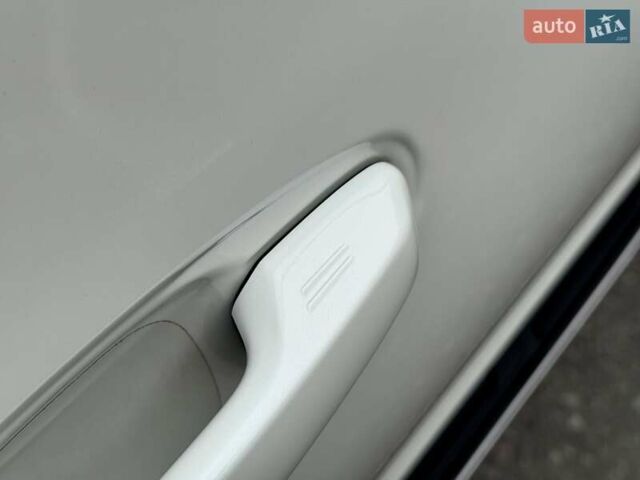 Белый Тойота Ленд Крузер Прадо, объемом двигателя 3.96 л и пробегом 43 тыс. км за 56500 $, фото 20 на Automoto.ua