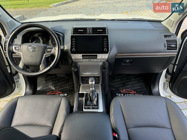 Белый Тойота Ленд Крузер Прадо, объемом двигателя 4 л и пробегом 22 тыс. км за 54999 $, фото 57 на Automoto.ua