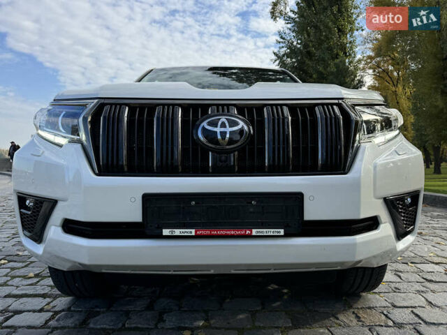 Белый Тойота Ленд Крузер Прадо, объемом двигателя 4 л и пробегом 22 тыс. км за 54999 $, фото 148 на Automoto.ua