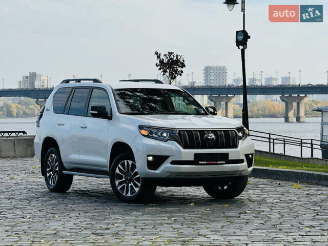 Белый Тойота Ленд Крузер Прадо, объемом двигателя 4 л и пробегом 22 тыс. км за 54999 $, фото 181 на Automoto.ua