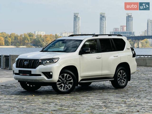 Белый Тойота Ленд Крузер Прадо, объемом двигателя 4 л и пробегом 22 тыс. км за 54999 $, фото 177 на Automoto.ua