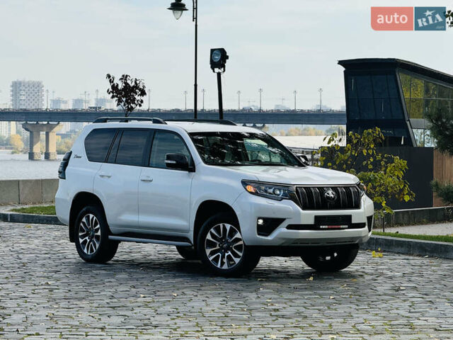 Белый Тойота Ленд Крузер Прадо, объемом двигателя 4 л и пробегом 22 тыс. км за 54999 $, фото 21 на Automoto.ua