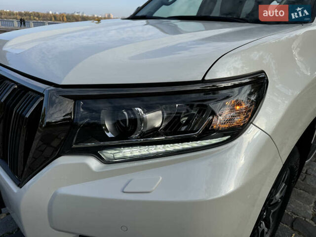 Белый Тойота Ленд Крузер Прадо, объемом двигателя 4 л и пробегом 22 тыс. км за 54999 $, фото 152 на Automoto.ua