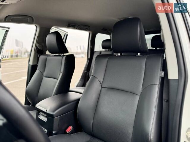 Белый Тойота Ленд Крузер Прадо, объемом двигателя 3.96 л и пробегом 43 тыс. км за 56500 $, фото 25 на Automoto.ua