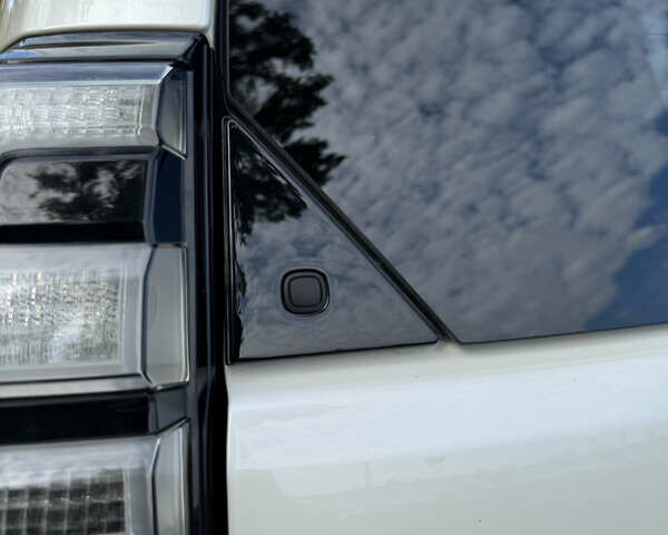 Белый Тойота Ленд Крузер Прадо, объемом двигателя 4 л и пробегом 22 тыс. км за 54999 $, фото 32 на Automoto.ua