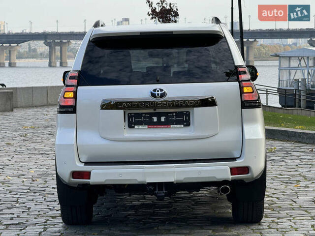 Белый Тойота Ленд Крузер Прадо, объемом двигателя 4 л и пробегом 22 тыс. км за 54999 $, фото 161 на Automoto.ua