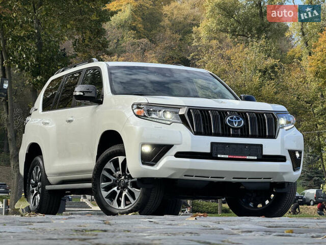 Белый Тойота Ленд Крузер Прадо, объемом двигателя 4 л и пробегом 22 тыс. км за 54999 $, фото 5 на Automoto.ua