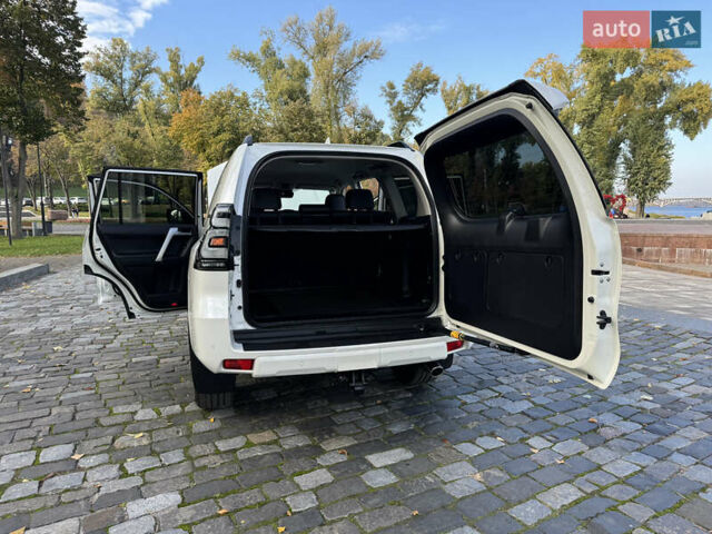 Белый Тойота Ленд Крузер Прадо, объемом двигателя 4 л и пробегом 22 тыс. км за 54999 $, фото 83 на Automoto.ua