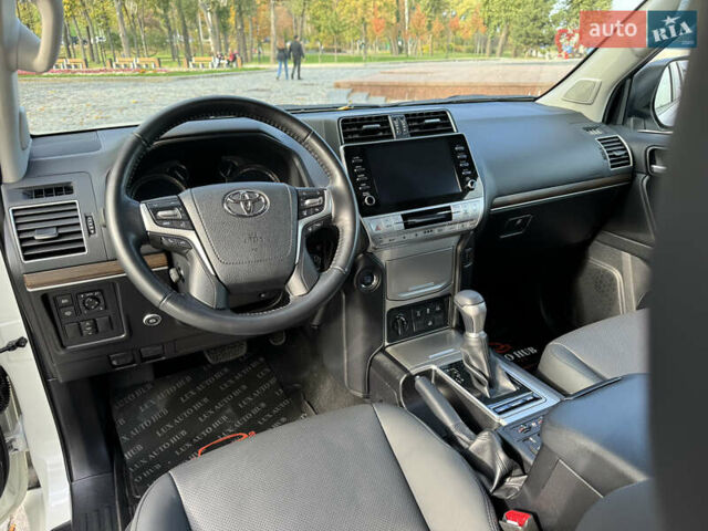 Белый Тойота Ленд Крузер Прадо, объемом двигателя 4 л и пробегом 22 тыс. км за 54999 $, фото 50 на Automoto.ua