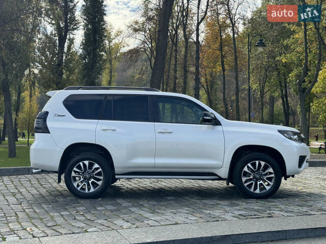 Белый Тойота Ленд Крузер Прадо, объемом двигателя 4 л и пробегом 22 тыс. км за 54999 $, фото 174 на Automoto.ua